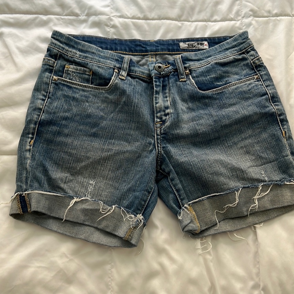 Blank NYC Denim cutoff short with metal detailing on the back pockets in size 27